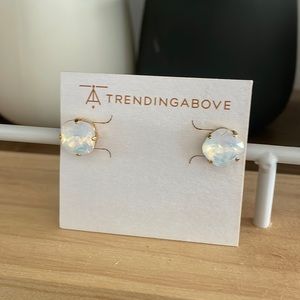 “Lola” stud in white.